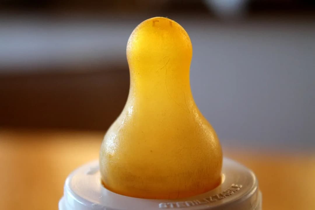 Jak wyparzyć butelkę i smoczek, aby zapewnić bezpieczeństwo dziecka